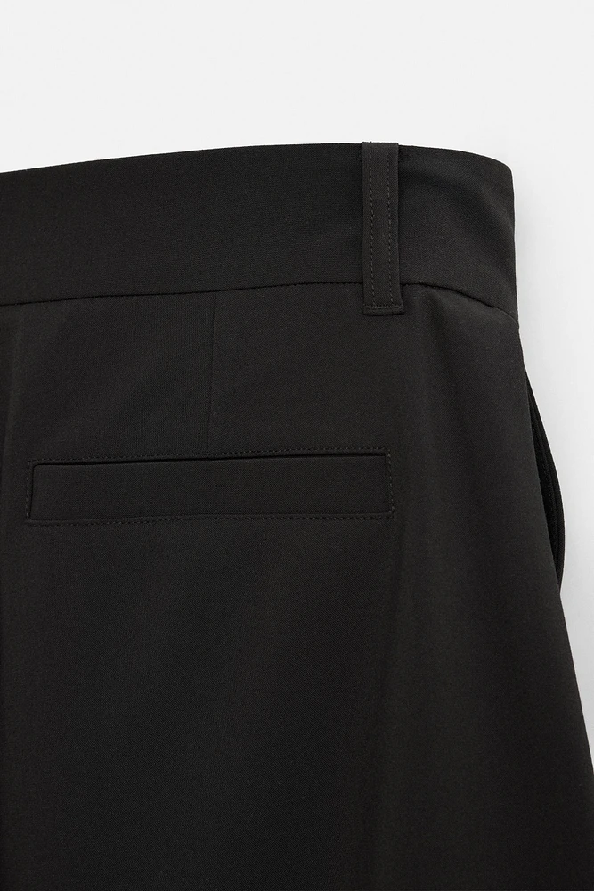 RELAXED FIT PLEATED SHORTS
