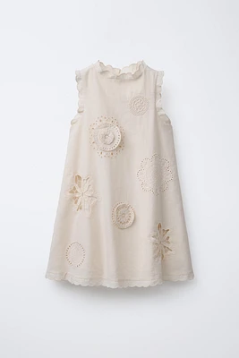 ROBE ONDULÉE ET FLEURS BRODÉES