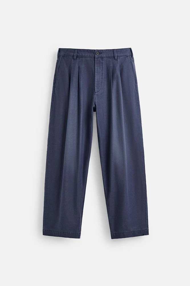 RELAXED FIT PLEATED JEANS