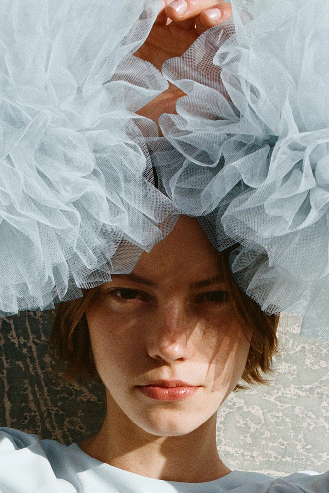 SHORT TULLE CUFF VOLUME DRESS