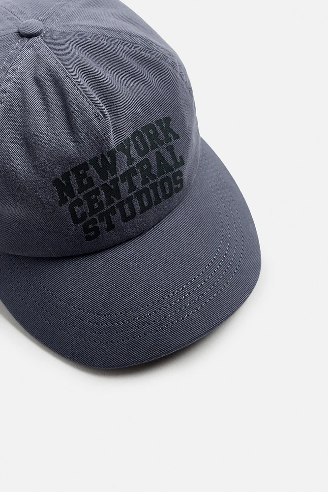 CASQUETTE À VISIÈRE PLATE IMPRIMÉE