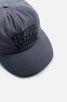 CASQUETTE À VISIÈRE PLATE IMPRIMÉE