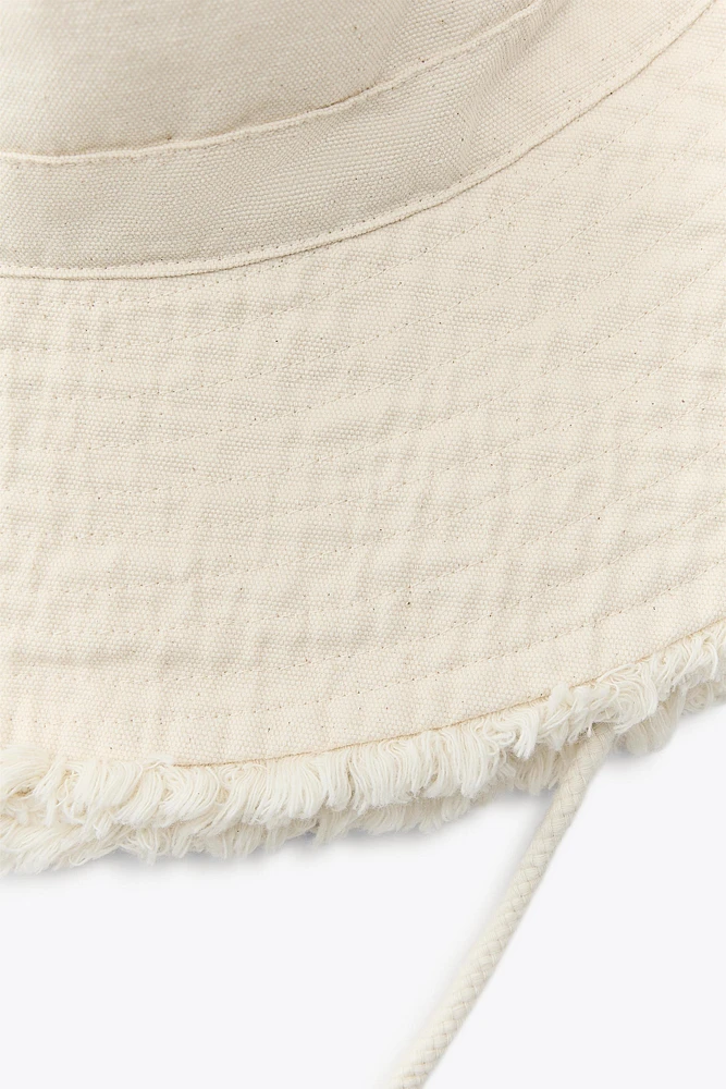 FRAYED BUCKET HAT