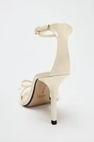 SANDALES À TALONS ET LACET