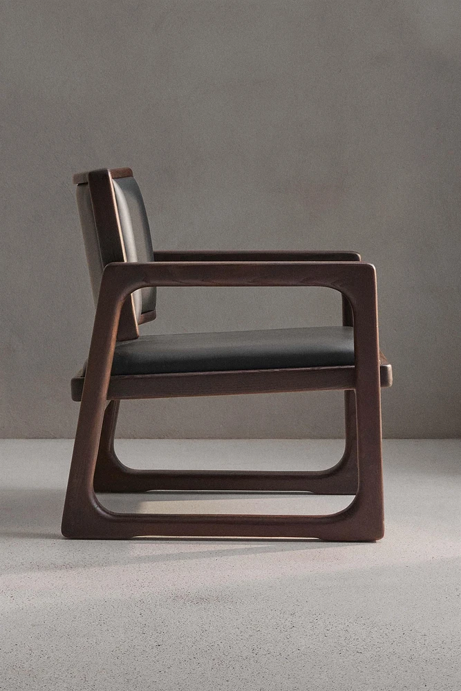 LOUNGE CHAIR 03