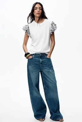 T-SHIRT AVEC BRODERIES EN CONTRASTE