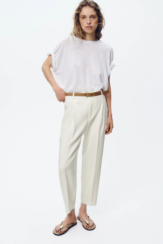 PANTALON À PINCES ET CEINTURE