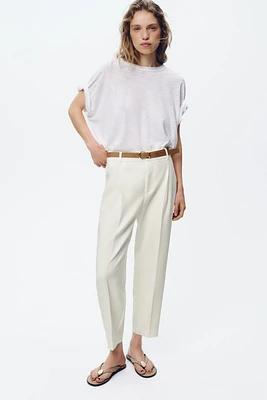 PANTALON À PINCES ET CEINTURE