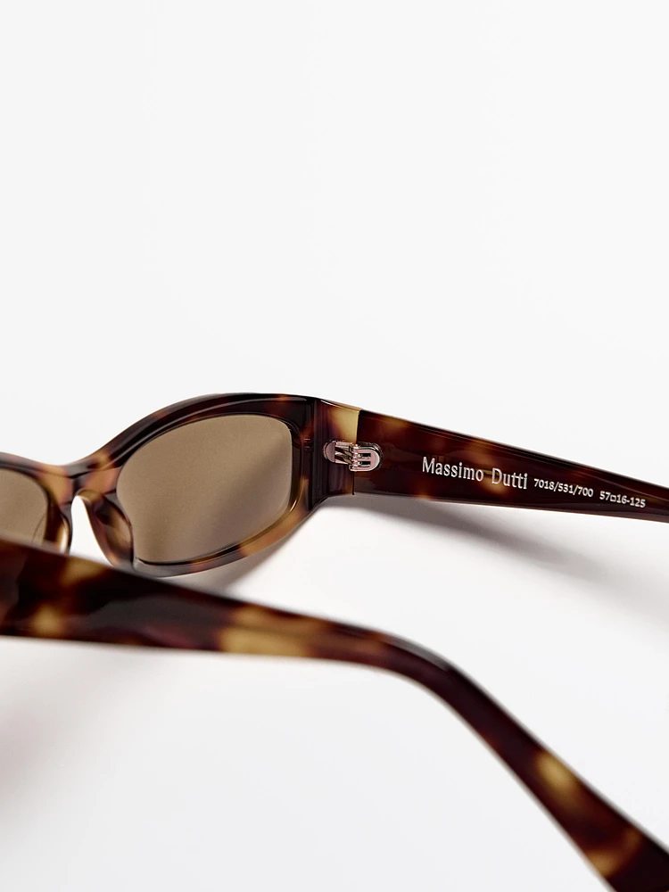 Petites lunettes de soleil allongées