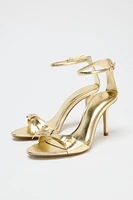 METALLIC EFFECT BOW HEELED SANDALS