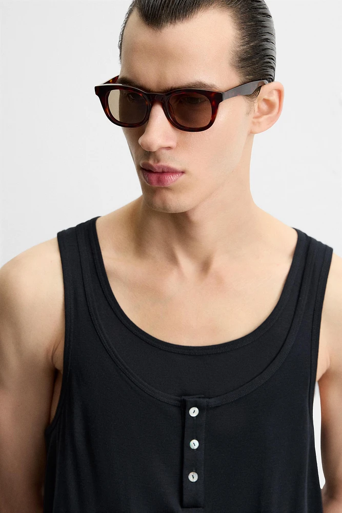 T-SHIRT DÉBARDEUR COL DOUBLE BOUTONS