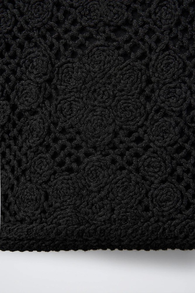 TOP EN CROCHET AVEC DENTELLE