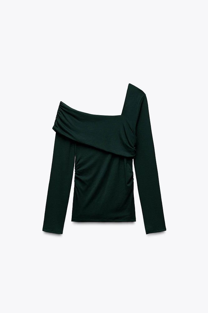 TOP À ENCOLURE ASYMÉTRIQUE
