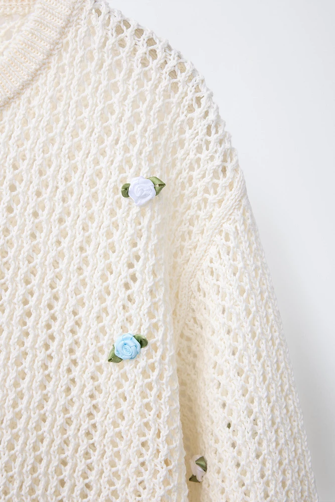 RED FLORAL APPLIQUÉ SWEATER