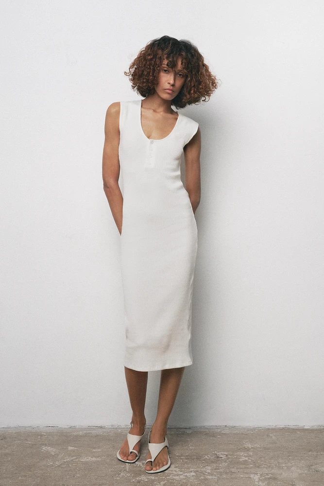 ROBE MI-LONGUE CÔTELÉE À BOUTONS