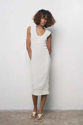 ROBE MI-LONGUE CÔTELÉE À BOUTONS