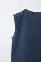 T-SHIRT SANS MANCHES TEINT EN PIÈCE BRODÉ