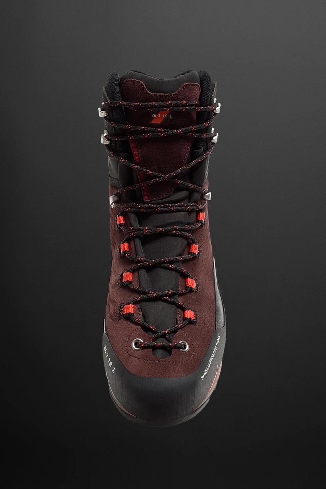 MOUNTAIN BOOTS