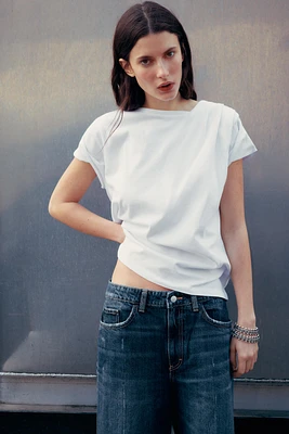 T-SHIRT AVEC PLIS AUX ÉPAULES