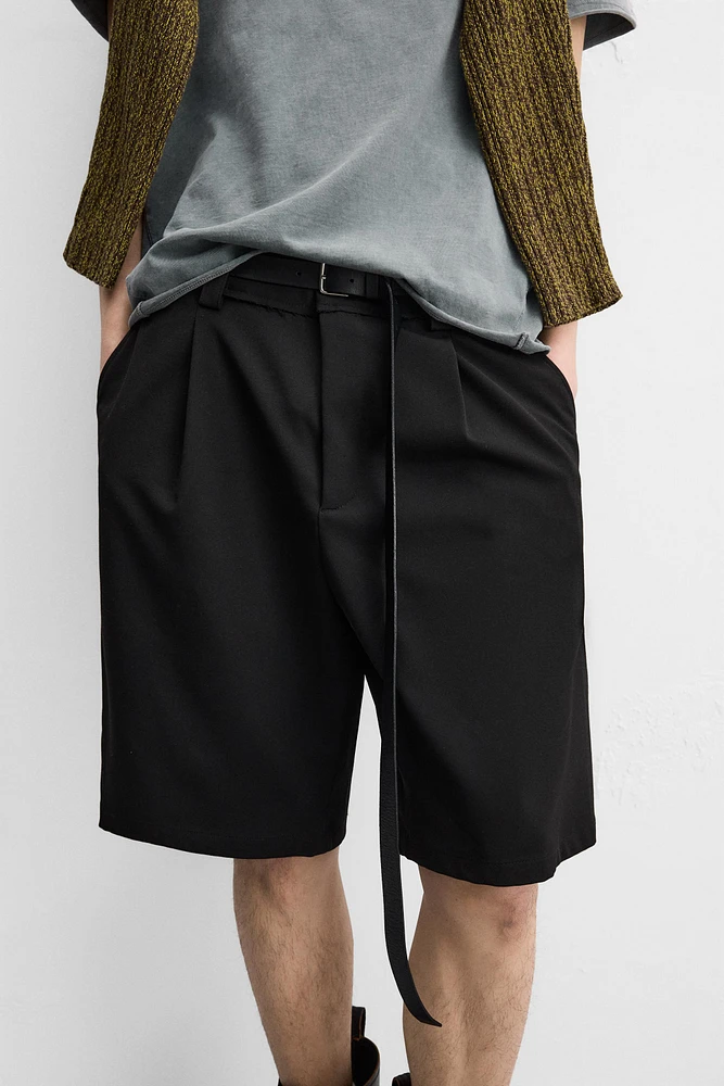 TEXTURED PLEATED SHORTS