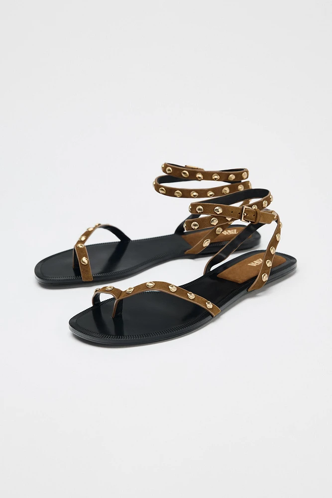 SANDALES À BRIDES ET CLOUS EN CUIR