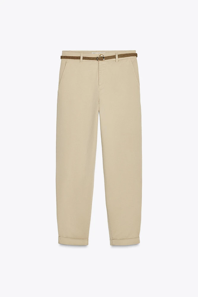 PANTALON CHINO AVEC CEINTURE TRESSÉE