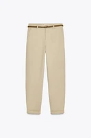 PANTALON CHINO AVEC CEINTURE TRESSÉE