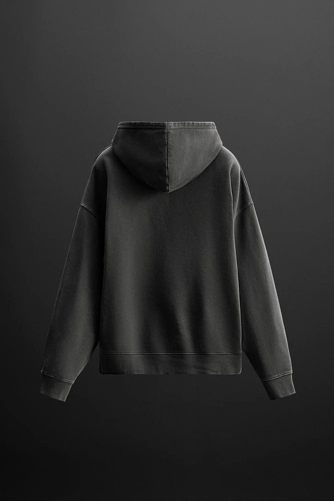 SWEAT À CAPUCHE IMPRIMÉ