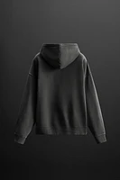 SWEAT À CAPUCHE IMPRIMÉ