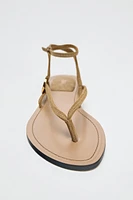 SANDALES PLATES CROÛTE DE CUIR AVEC APPLIQUE