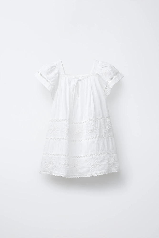 ROBE À ENTRE-DEUX BRODÉS
