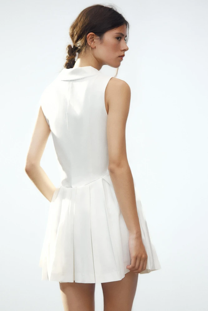 ROBE COURTE À COL CLAUDINE