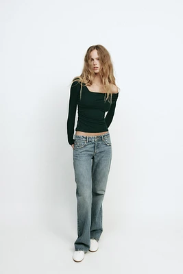 TOP À ENCOLURE ASYMÉTRIQUE
