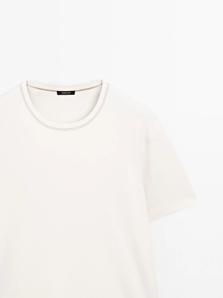 Short-sleeve T-shirt with contrast topstitching