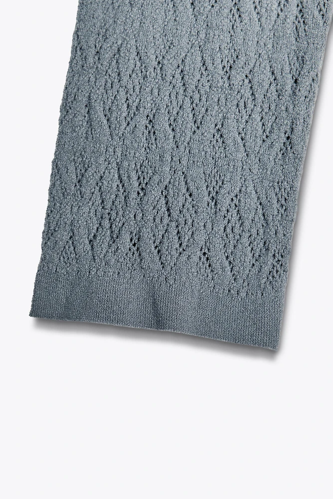 SEAMLESS LACE TOP