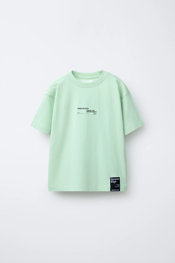 T-SHIRT SPORTY ÉTIQUETTE INSCRIPTION