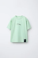T-SHIRT SPORTY ÉTIQUETTE INSCRIPTION
