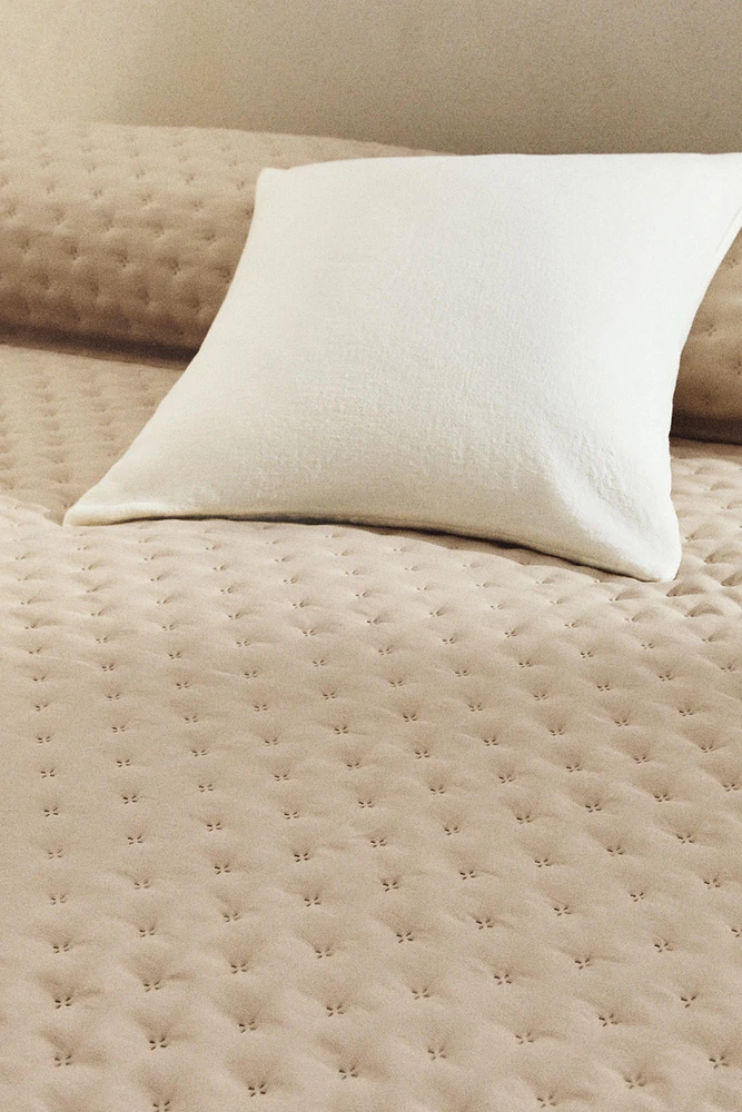 QUILTED QUILT WITH DOTS