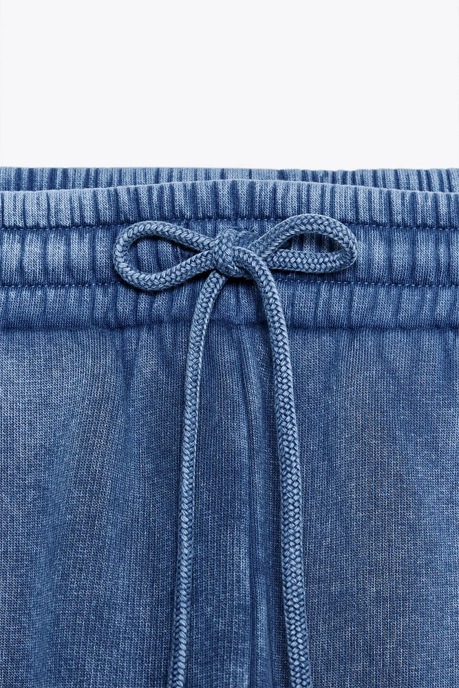 PANTALON EN MOLLETON EFFET DÉLAVÉ À INSCRIPTION