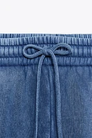 PANTALON EN MOLLETON EFFET DÉLAVÉ À INSCRIPTION