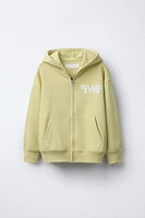 QUARTER ZIP TEXT SWEATSHIRT