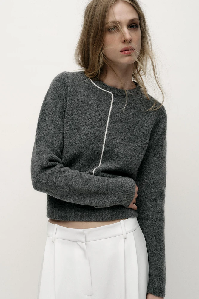 PULL EN MAILLE AVEC LISERÉS CONTRASTE