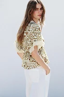 TOP IMPRIMÉ AVEC FINITIONS EN CROCHET