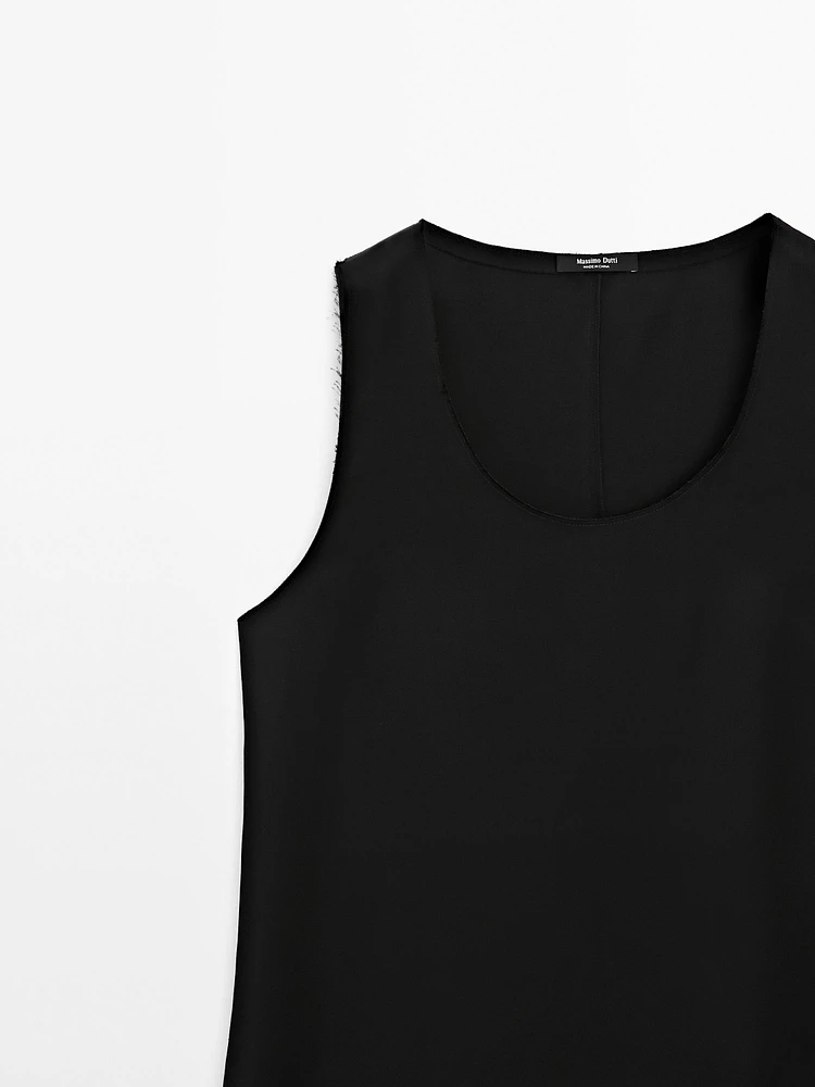 Blouse longue satinée sans manches