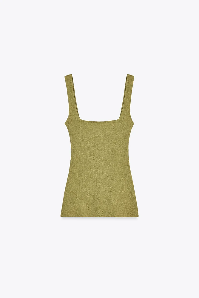 TOP TEXTURÉ À BOUTONS
