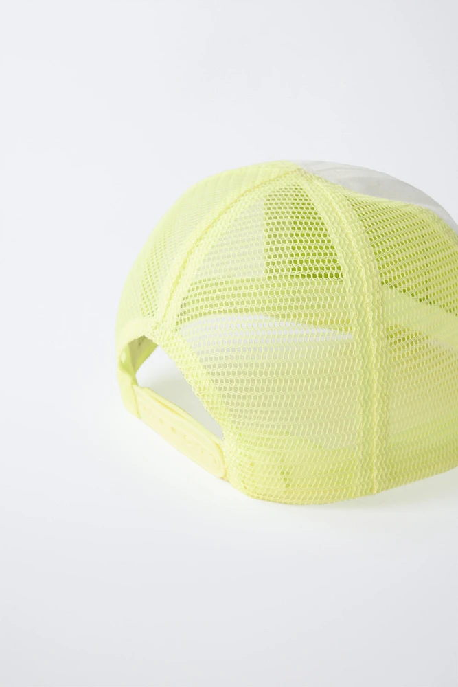 CASQUETTE EN RÉSILLE AVEC PIÈCE BRODÉE