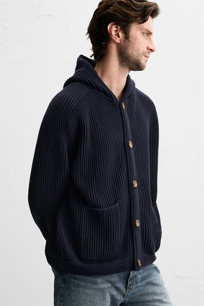 GILET EN MAILLE PERLÉE AVEC CAPUCHE