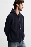 GILET EN MAILLE PERLÉE AVEC CAPUCHE