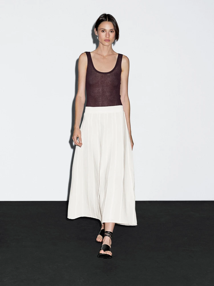 Jupe midi ample avec coutures marquées