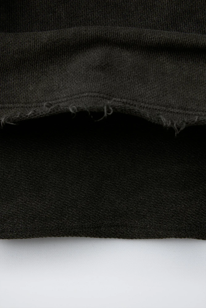 T-SHIRT À CAPUCHE EFFRANGÉ